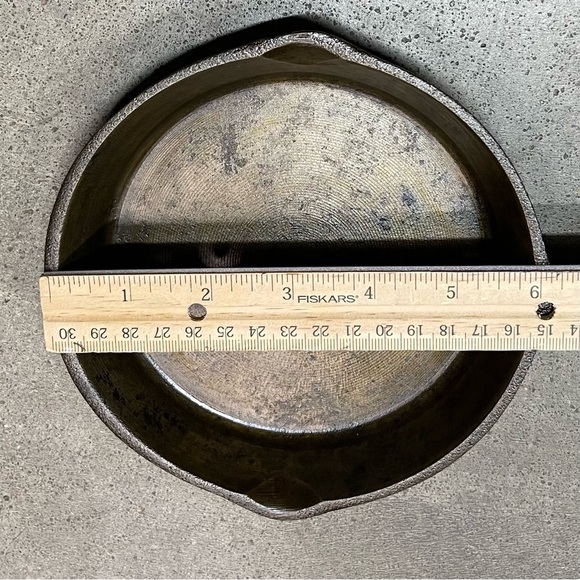 Vintage Cast Iron Skillet Pan Pouring Spouts Made In Taiwan - Picture 7 of 7